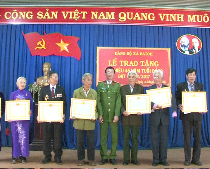 Đảng bộ xã Ea Tóh tổ chức trao huy hiệu 45 năm tuổi Đảng